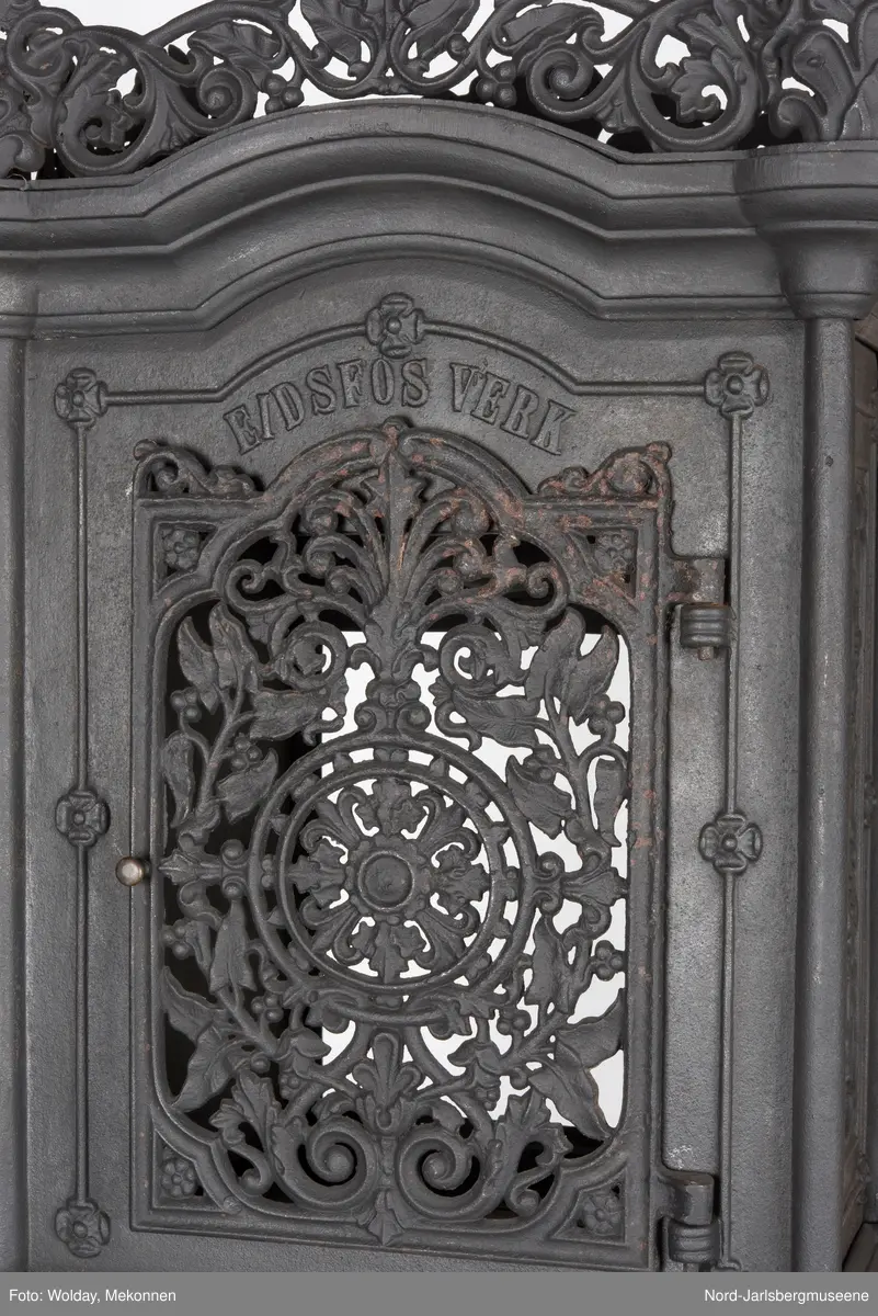 Alle platene dekorert med planteornamenter, også grinden.