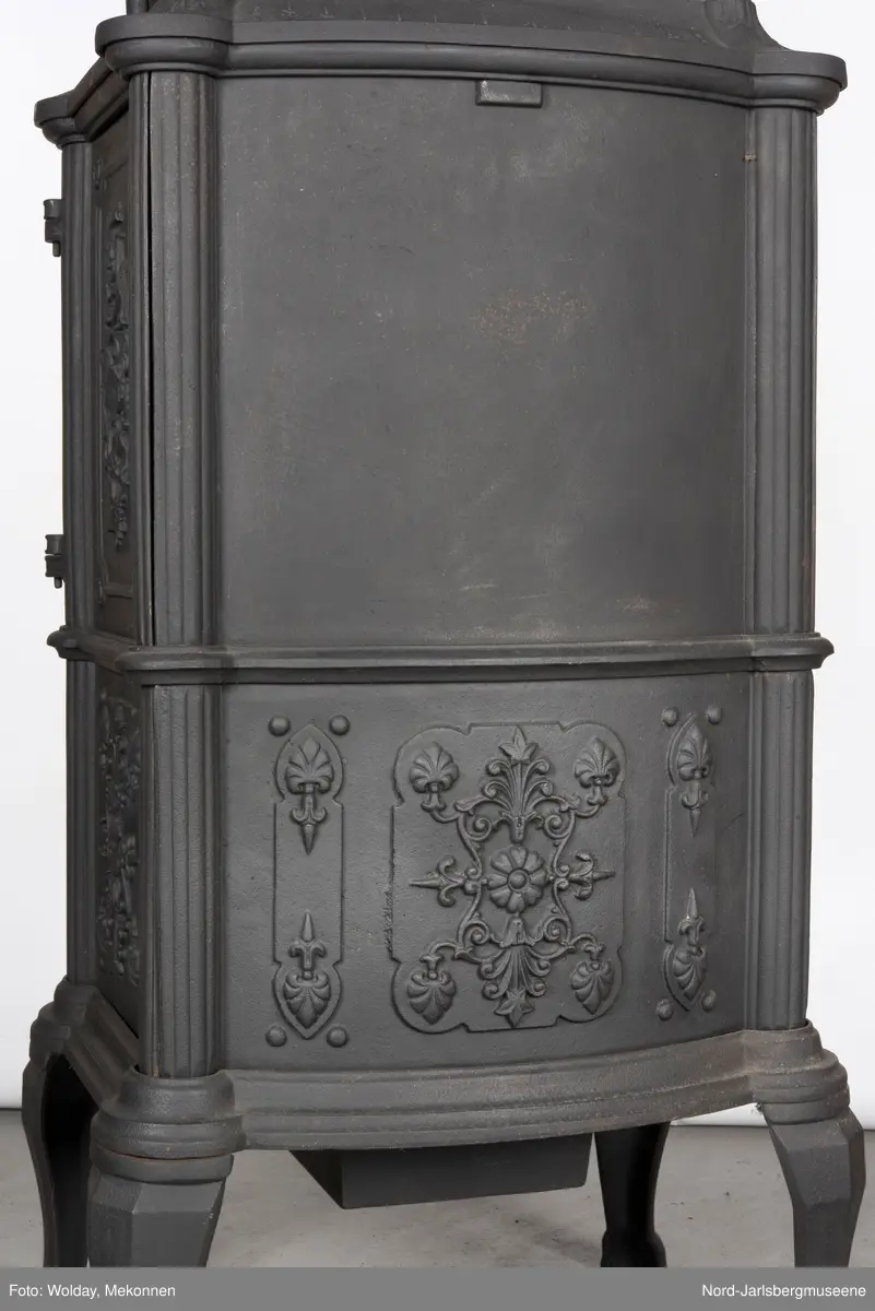 Alle platene dekorert med planteornamenter, også grinden.