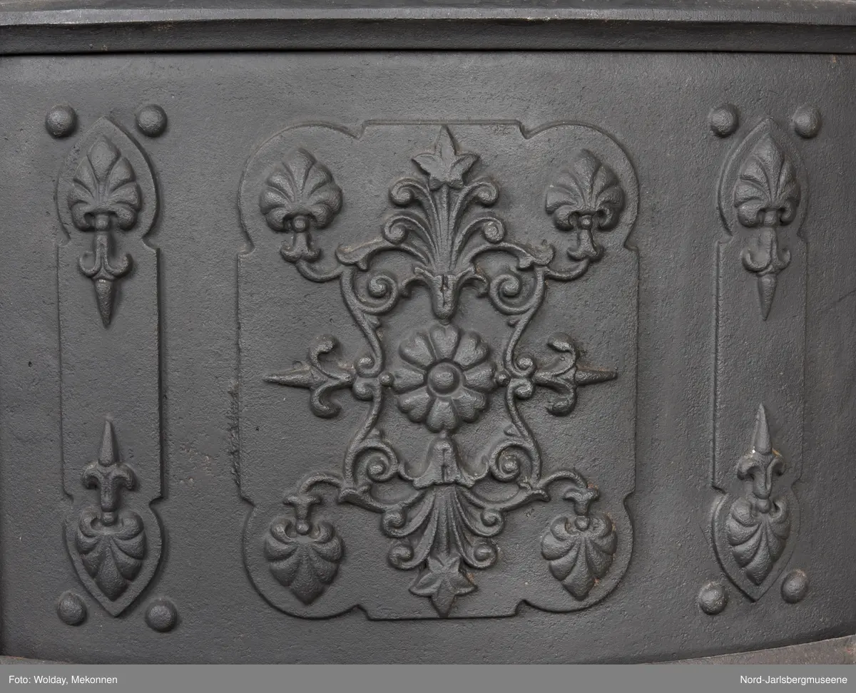 Alle platene dekorert med planteornamenter, også grinden.