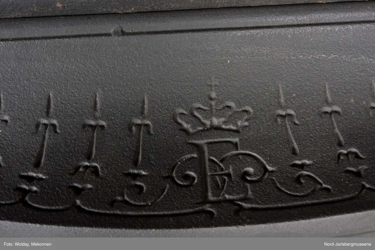 Alle platene dekorert med planteornamenter, også grinden.