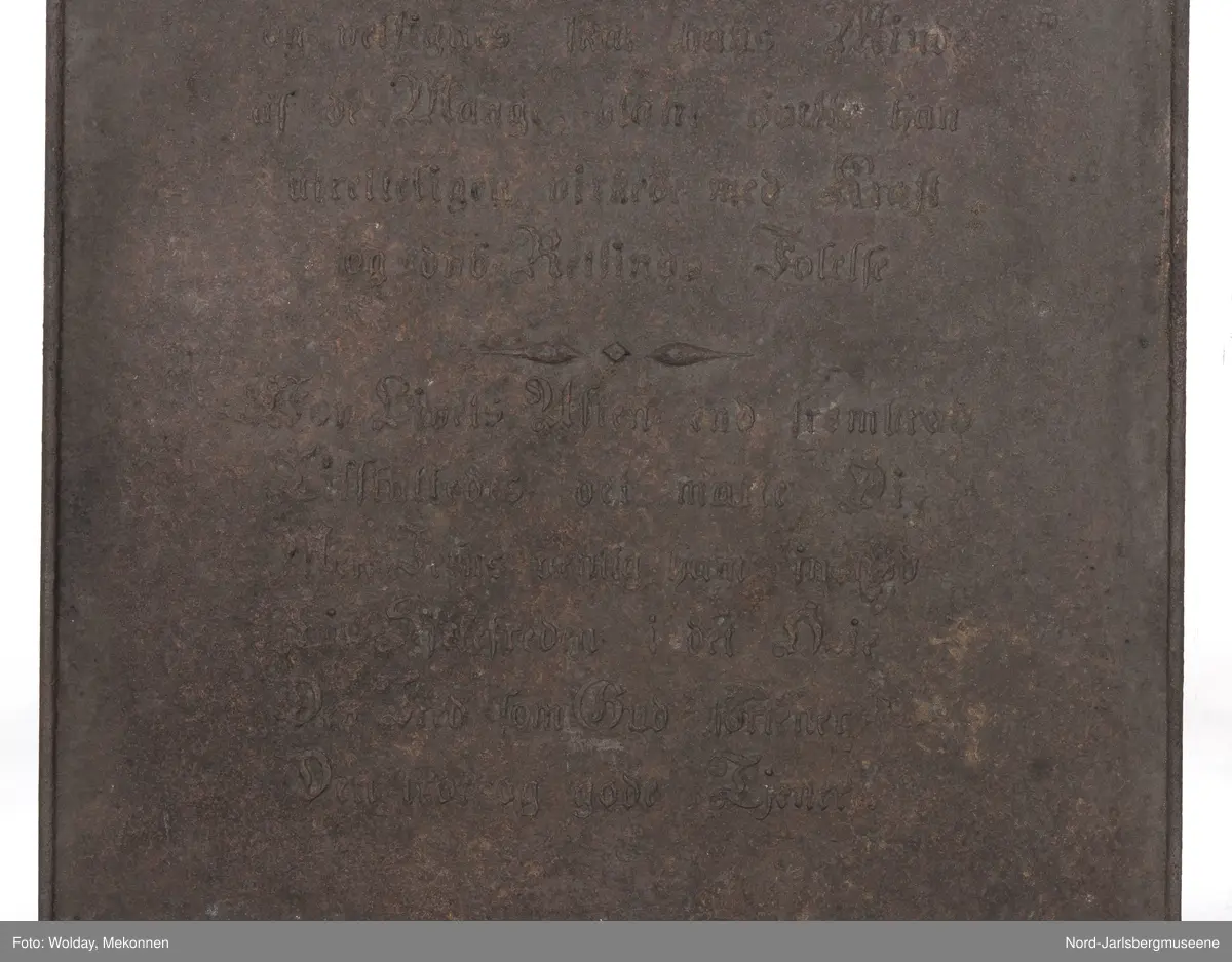 Noen enkle rosetter på her side av "af" øverst på platen. En svært forenklet girlander med rosett som deler teksten i to horisontale felt. Tekstinskripsjon ( se påført tekst merker)