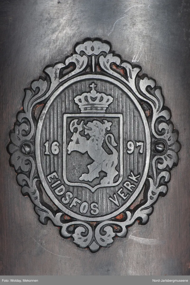 Løveemblem, med hel krone, noe XO mønster