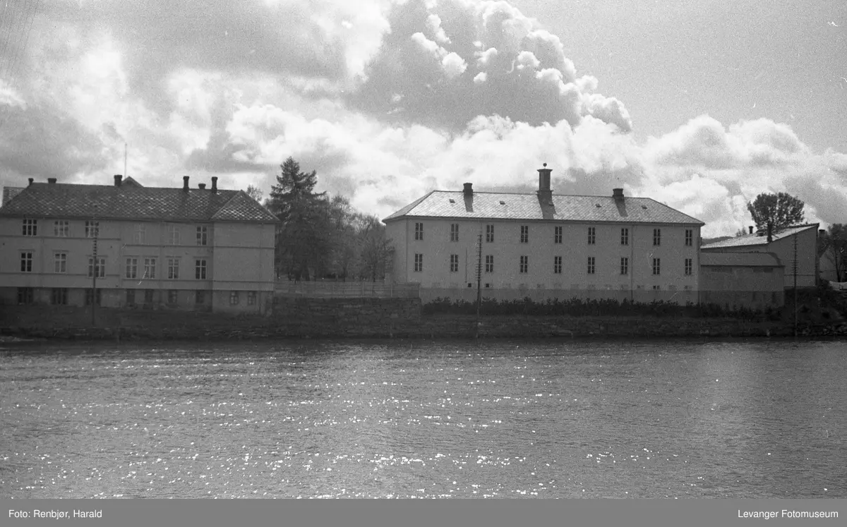 r-dbygget-n-revet-og-byskolen-i-levanger-til-h-yre-levanger