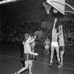 Premiär för basketboll. 
Mars 1956.