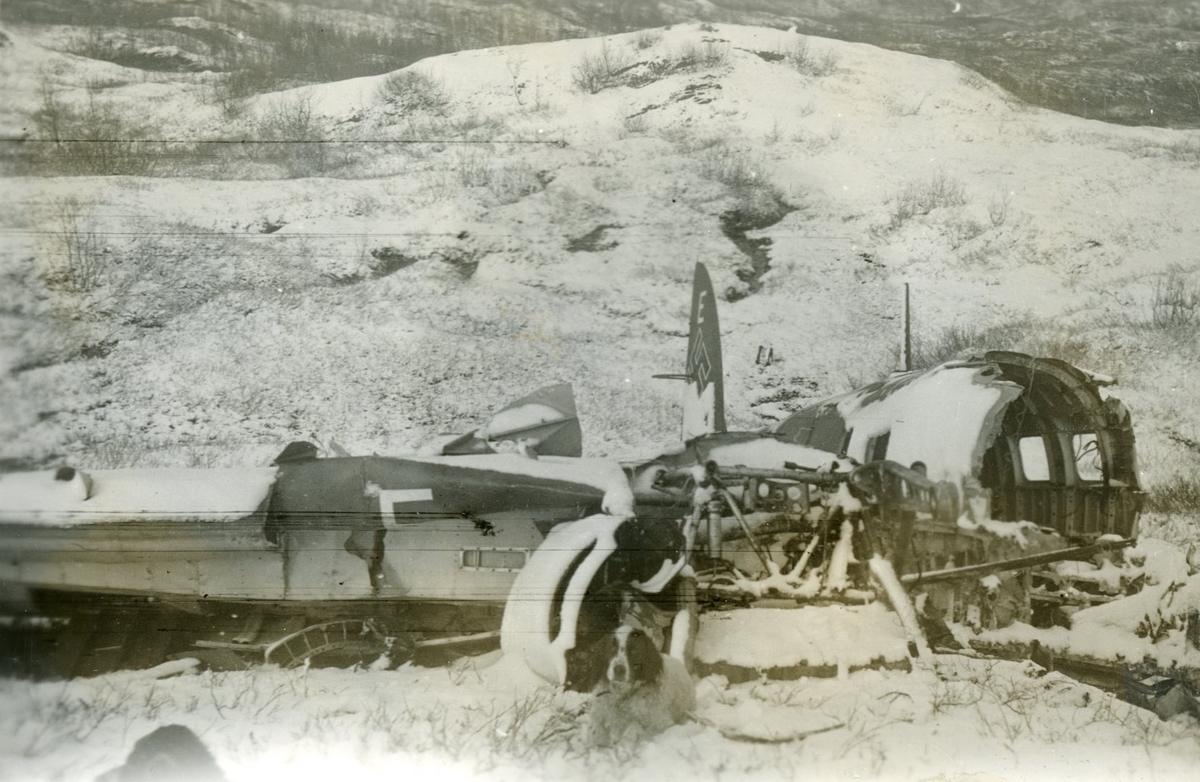 Tysk flyvrak. Trolig av en Heinkel He 111 H-1 ved Revvatnet Skånland i Nordland. Kjennetegn 6N+EH. Nødlandet 06. mai 1940.

Motivbeskrivels inntil 26.9.
Nødlandet 06. mai 1940