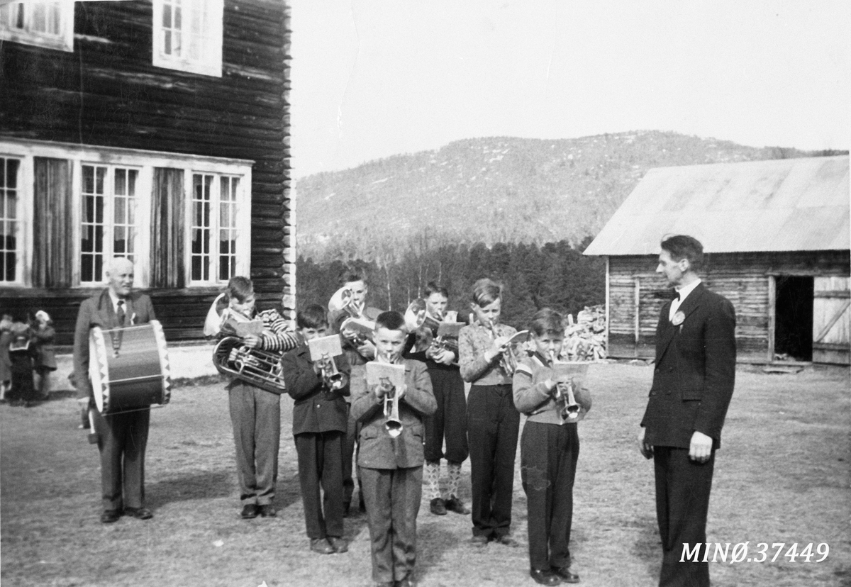 Guttemusikk - ca. 1954. Fredrik Gjerstad - lærer, Gisle Enget