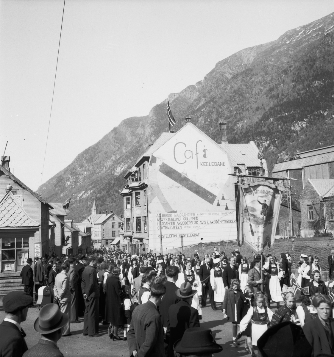 17. mai-tog gjennom Odda sentrum på 1950-talet.