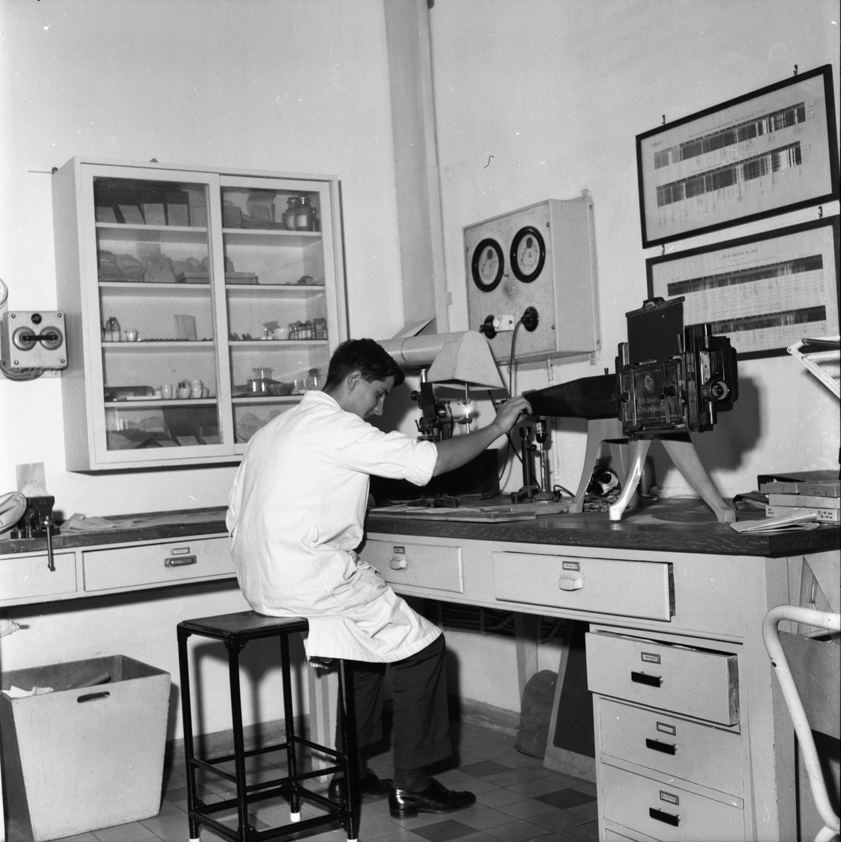 Mann med måleutstyr på Zinken sitt laboratorium.