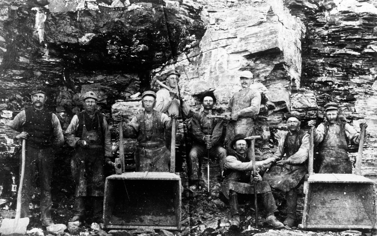 Arbetslag vid Tomtens Kalkbruk. På bilden ser vi i första raden: Karl Andersson, Oskar Gustavsson, rättare Karl Andersson, Gustaf Spetz och Alfred Andersson.I andra raden: Karl Bergström, Edvard Andersson, Petter Spetz, Fredrik Sjölin, Otto Gustafsson, Karl Andersson, C.J. Lundkvist och Adolf Andersson.