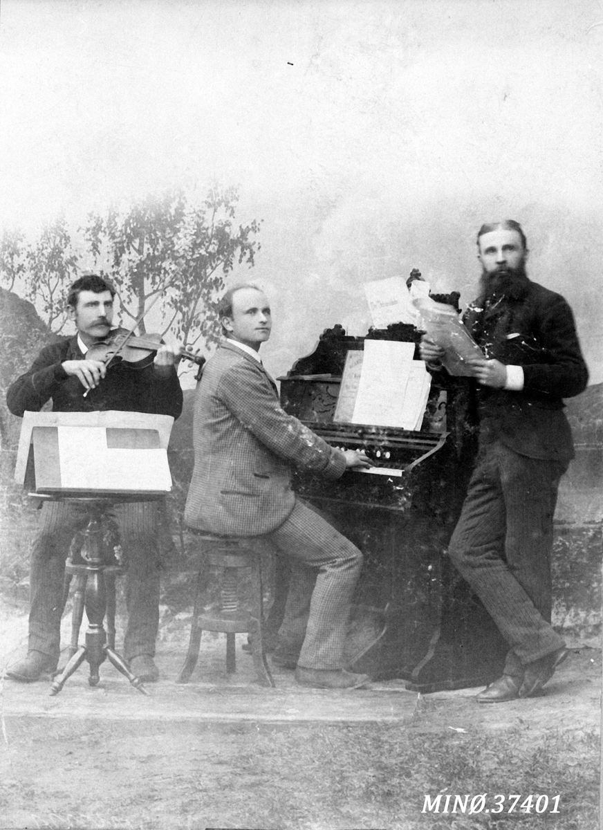 Tre menn, en med fiolin, en med orgel og en sang?