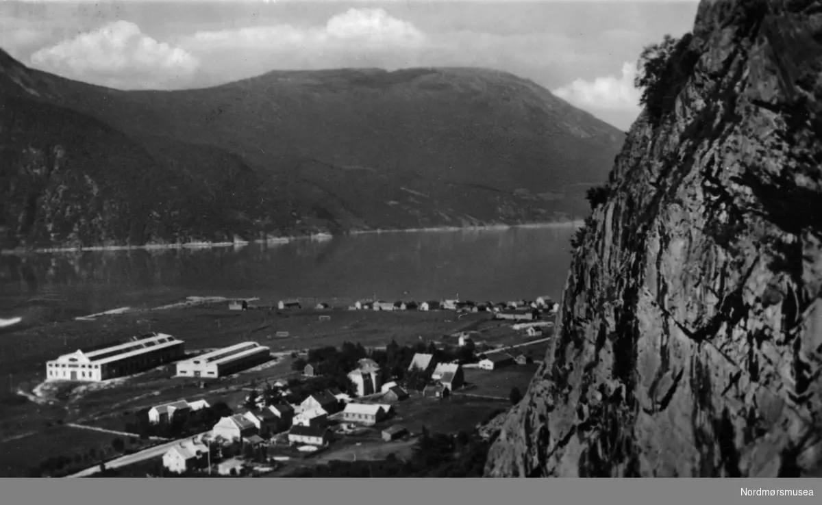 "Sunndalsøra. Eneret G. Sverdrup 1935." Foto av et postkort fra Sunndalsøra. Det er poststemplet "Grøa på Nordmøre ?5.12.49". Eier av originalmaterialet er Sunndal museumslag. Fra Nordmøre museums fotosamlinger.