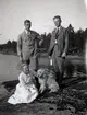 Gustaf och Kurt Seidler, Nina Hammarskjöld med hunden Jim liggandes på en klippa vid sjön Möckeln.