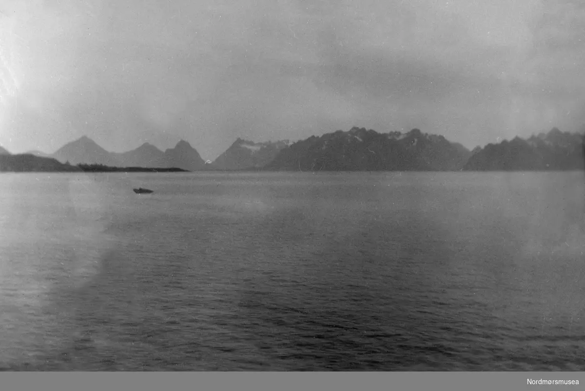 Landskapsfoto. Muligens fra Gudrine Andersens reise til Finnmark etter påført tekst på negativmappe. Fra Nordmøre museums fotosamlinger.