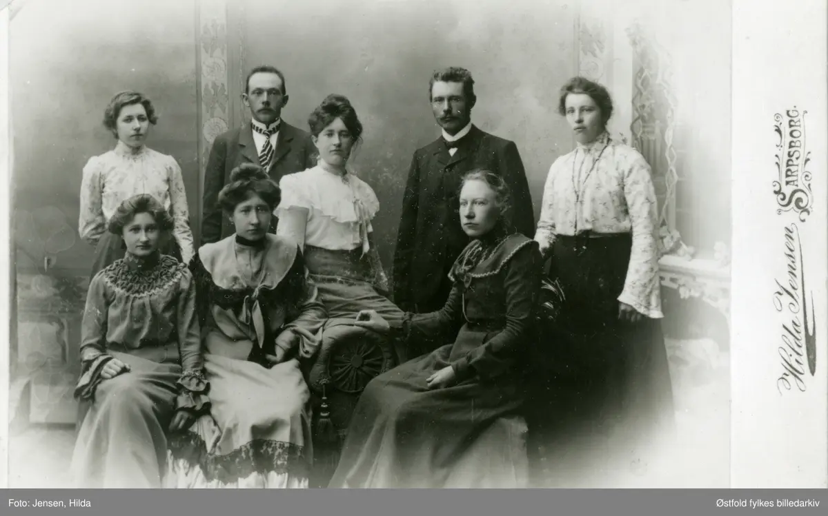 Kongsrud-familien i Varteig. 
Foran fra venstre: Margith K. F.1889 D.1969 g. Pfeiffer, Anna F.1884 D.1946 g. Lande, Marta F.1873, ugift. 
Bak fra venstre: Selma g. Kristiansen, Ole Larsen Småberg F.1887 D.1919, Marta F.1882, Olaves Navestad, Martha Bøe F.1882 D.1930. Margith, Anna, Selma & Marta F.1882 var søsken.