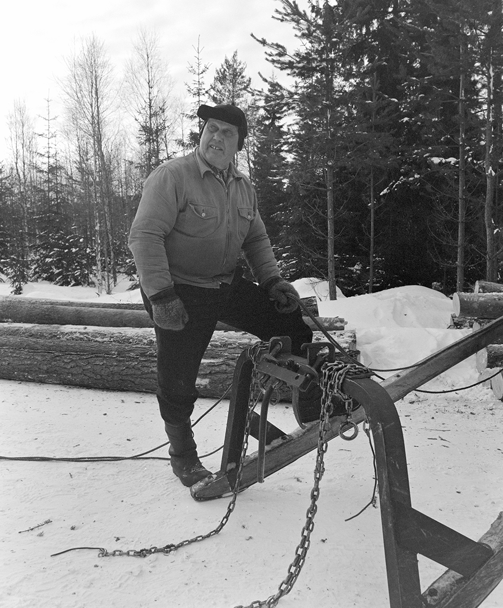 Tømmerkjøring, med hest, "Trollheimen" i Løten Almenning, hestekar Paul Nordvold. Skogsarbeid, tømmerhogst, hesteredskap, bukk og geit.