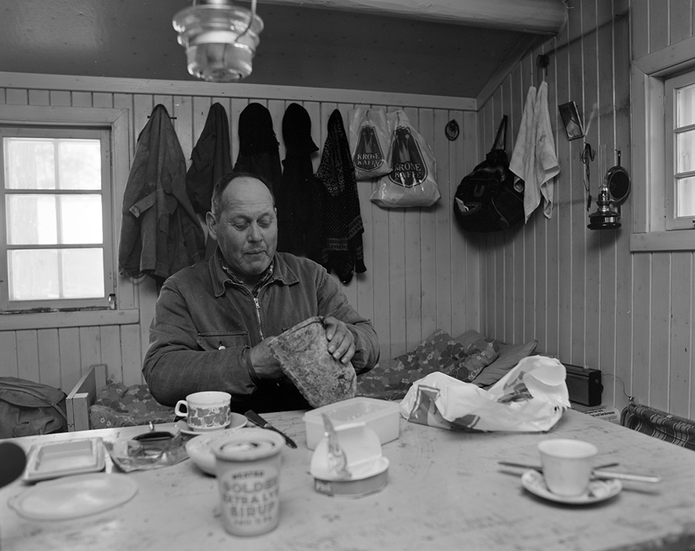 Tømmerkjøring, med hest, "Trollheimen" i Løten Almenning, hestekar Paul Nordvold. Skogsarbeid, tømmerhogst, hesteredskap, bukk og geit.