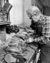 Skomaker Kristian Helgesen, Løten. Skomakerverksted,