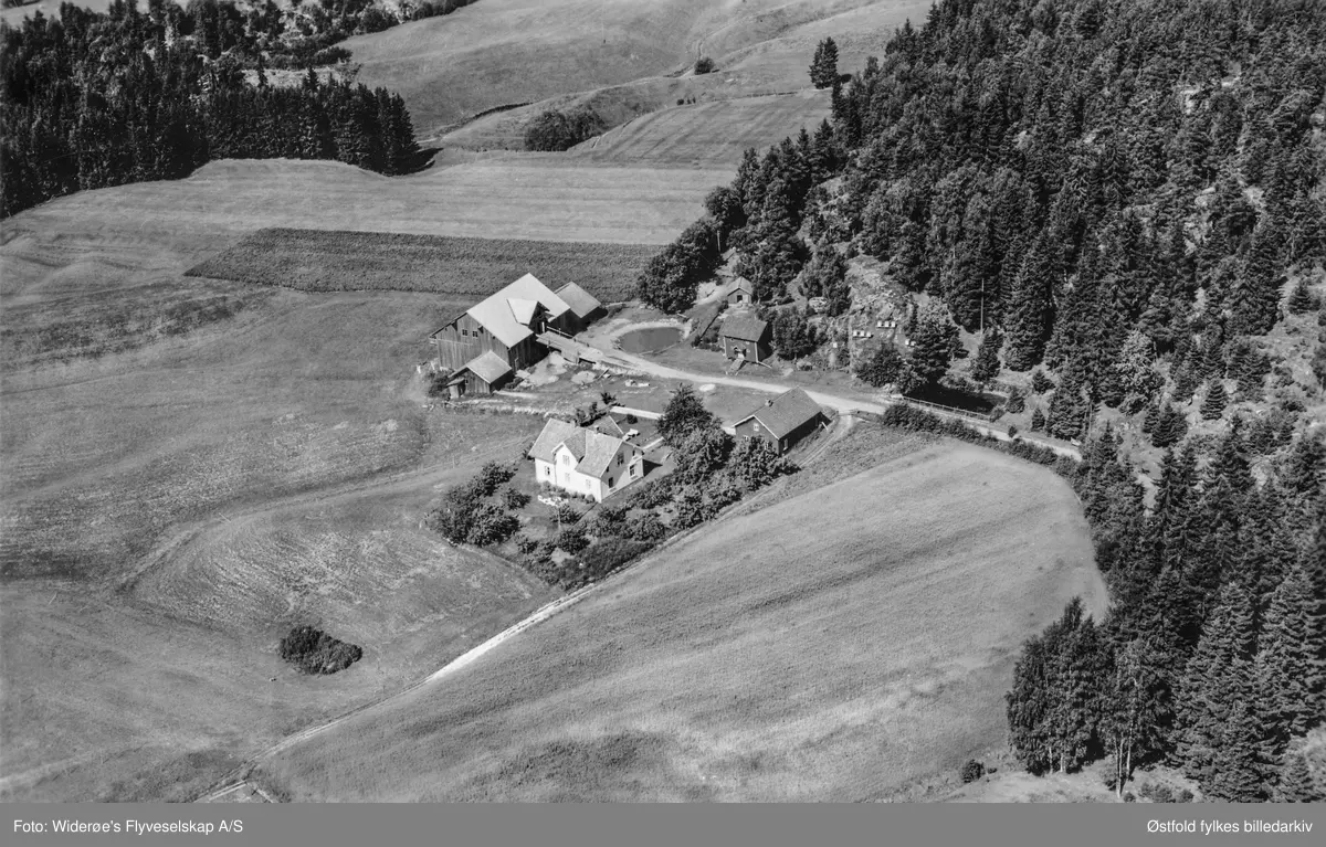 Gården Rånås i Eidsberg, flyfoto  4. august 1951.
Mangler gårds- og bruksnummer Eier Anker BJørnstad, i 1951.