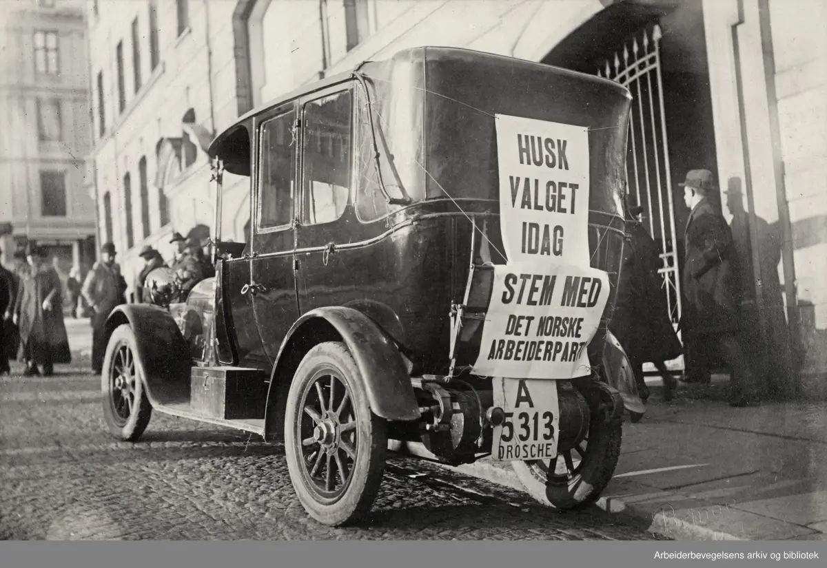 Fra valgkampen i Oslo ved stortingsvalget i 1921. Drosje i Youngsbakken, foran daværende Folkets Hus.