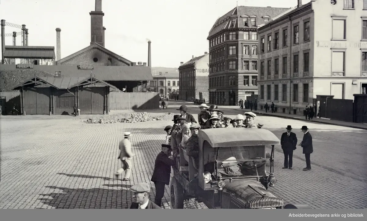 Renovationsarbeiderforeningen på tur fra Ankertorget i begynnelsen av 1920-årene.