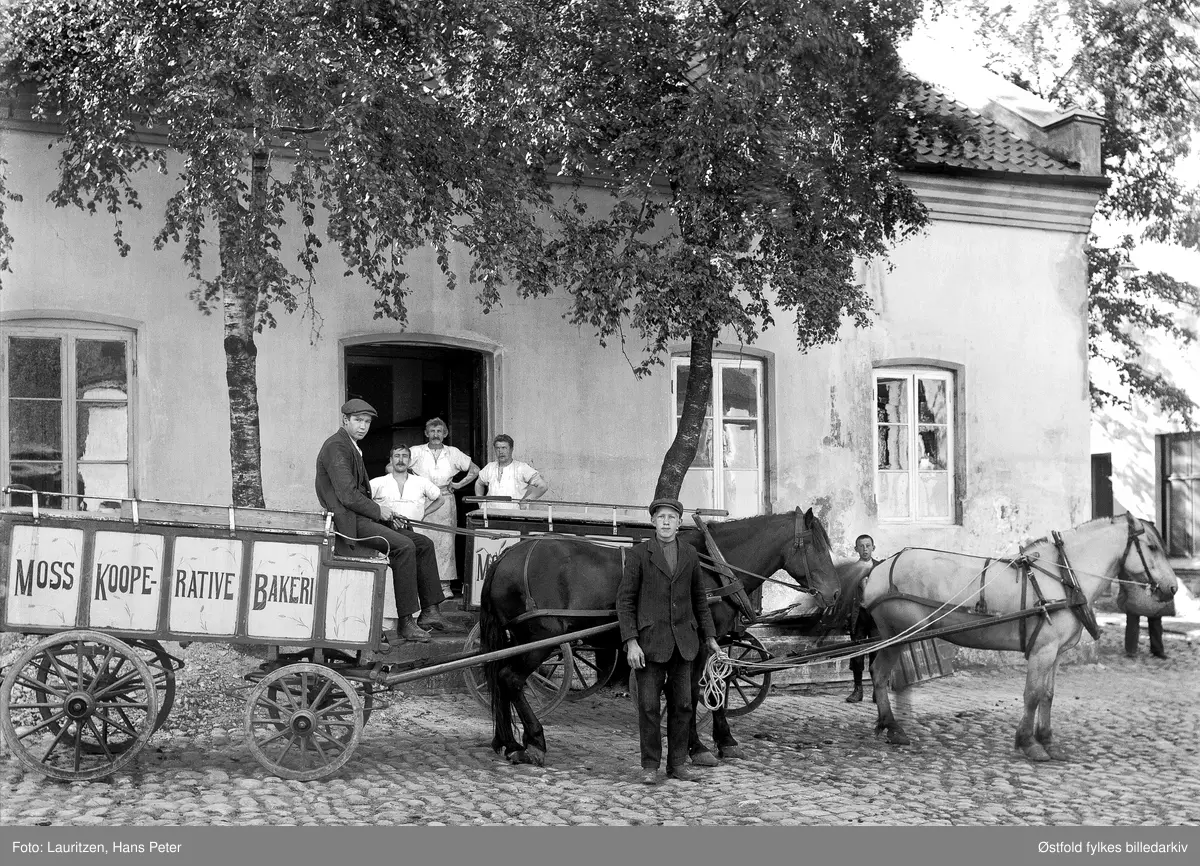 Kongens gate 32 i Moss  med  vogna  til Moss kooperative bakeri, ca. 1910-20. Fra bakgården i Standard. Hestetransport. Seks ukjente personer.