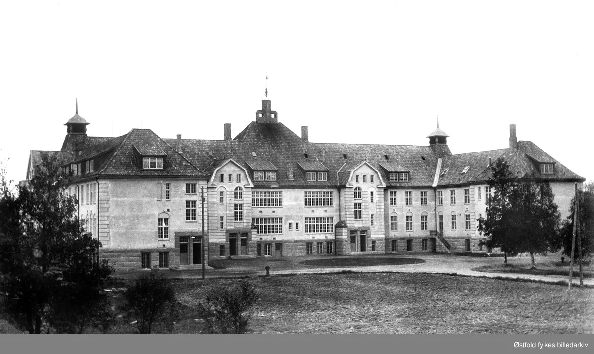 Veum Asyl, i Glemmen, Fredrikstad eksteriør fra ca. 1914-20.
Veum Asyl ble innviet i 1914 og hadde den gang plass for 140 pasienter. I 1926 ble navnet endret til Veum sykehus og i 1970 til Østfold psykiatriske sykehus. Eies idag av Østfold fylkeskommune.
