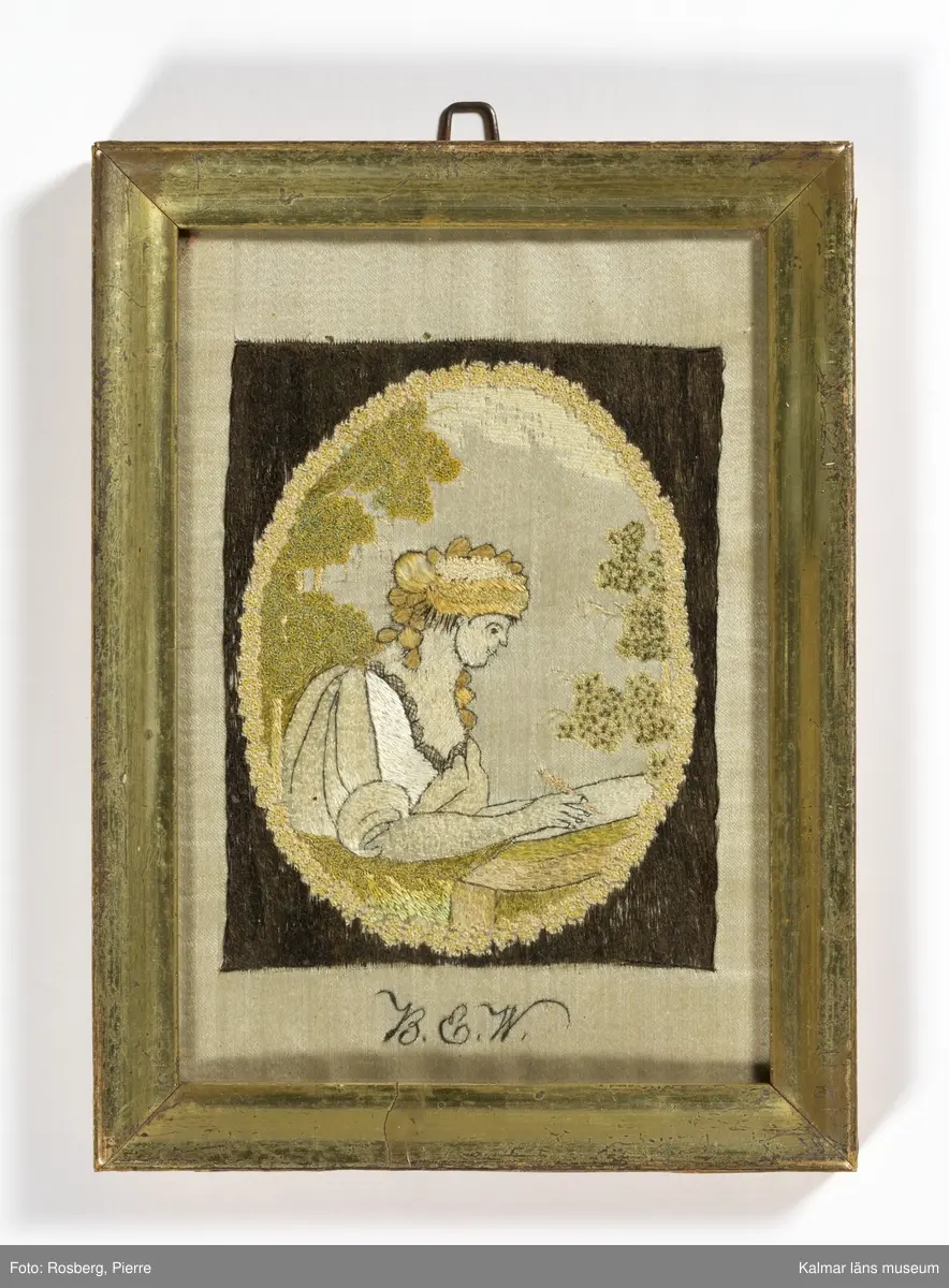 Skrivande dam. Kvinna sitter vid ett bord och skriver med en fjäderpenna.