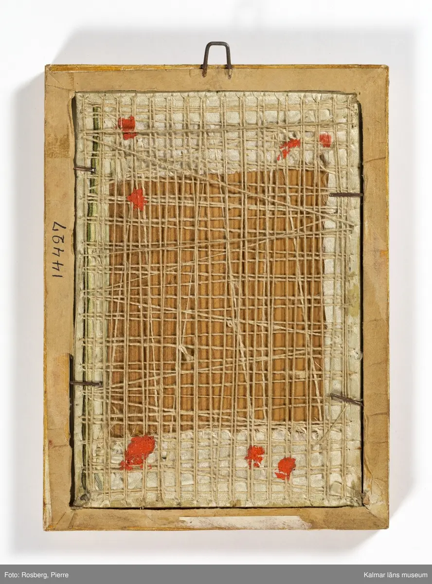 Skrivande dam. Kvinna sitter vid ett bord och skriver med en fjäderpenna.