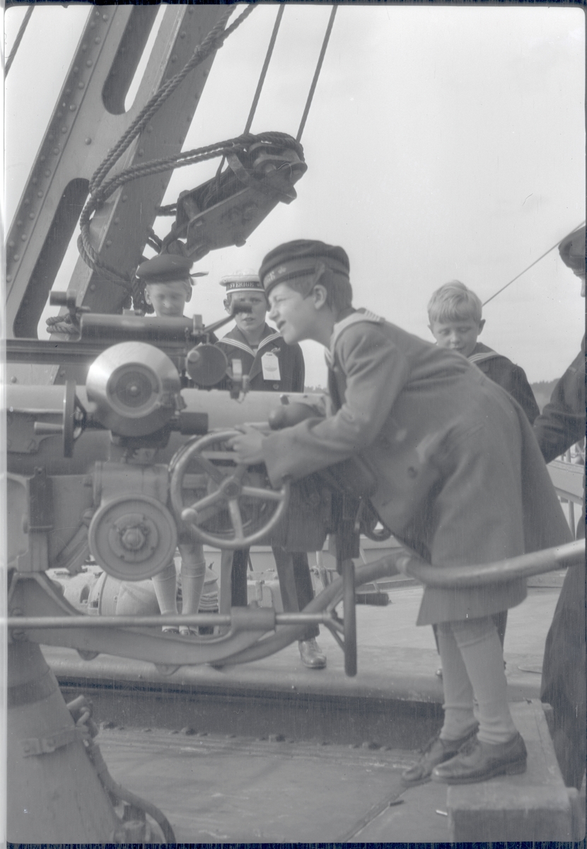 Barn bekantar sig med sjökrigföring under Örlogflottans ungdomsdag i Saltsjöbaden 8:e september 1929.