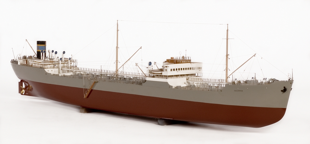 Fartygsmodell av tankmotorfartyget OCEANUS. Helt utrustad. Lejdare ned på styrbordssida.