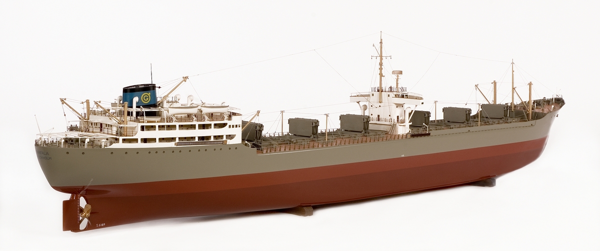 Fartygsmodell av malmtankfartyget TARAFALA av STOCKHOLM, (byggt 1953 i Göteborg, SE 1955). Byggd av trä och metall, fullt utrustad, sektion akter om bryggan på babords sida öppen visande oljetankar och malmruin. Fristående, strömlinjeformad brygga midskepps, maskin akter. Alla lastluckor (12) uppfällda. Röd bottenfärg i två kulörer, grå sida, klarröda däck, vita överbyggnader. Grängesbergsbolageti märke på skorstenen.