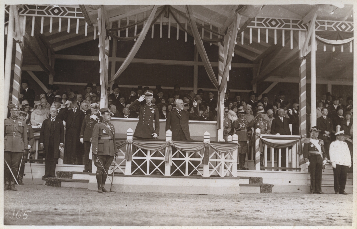 Från det svenska statsbesöket i Lettland i juni 1929: på podiet kung Gustaf V och den lettiske presidenten Gustavs Zemgals.