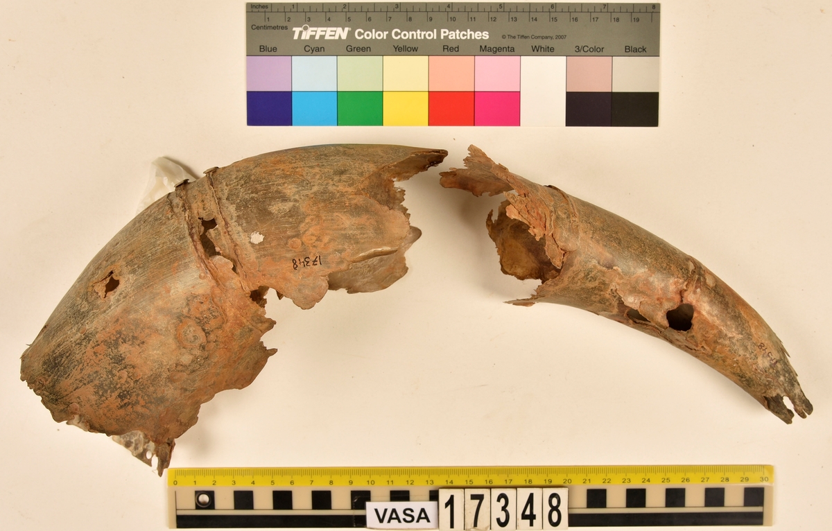 1st kohorn splittrat och brutet i två delar.
Hornet har märken efter tre stycken band/beslag som suttit runt hornet samt ett hål i kanten vid hornets mynning.