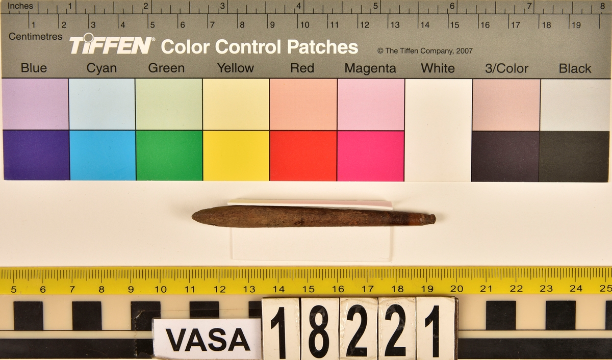 Ett föremål av ben eller horn.
Föremålet har ett runt hål i den tjockare änden. Den smala änden avslutas med en litet avfasat parti som om den delen suttit i ett hål.