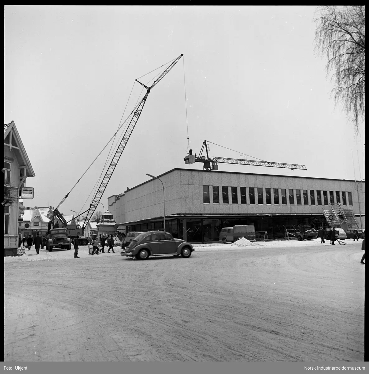 Mobilkran i arbeid på Domus-bygg.