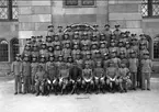 Gruppfoto ing 2, studentkompaniet 1921 - 1922, utanför kyrkan.