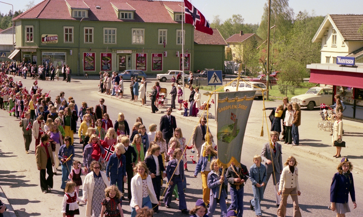 17.mai 1975 i Strømmen. Olaussenhjørnet i bakgrunnen.