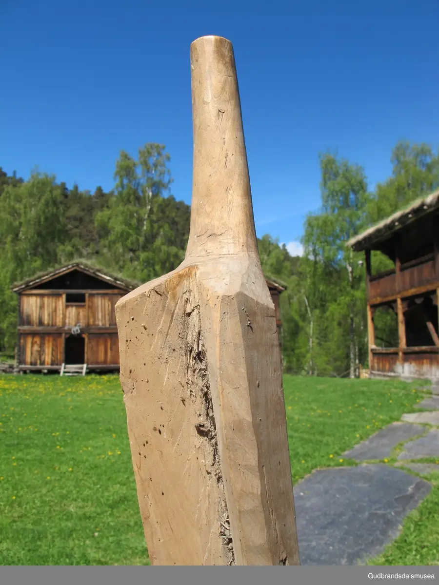 Bråke med kjefter av tre. Bråka har fire bein. Stativ av furu, arm av bjørk. Stativet har et bumerke på sida.