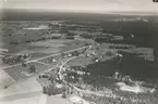 Flygfoto över Torp i Mönsterås s:n. Samhälle med  vägen genom byn.