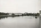 Posthuset sett från Fredriksskansbron.

1947 byggdes ett nytt posthus vid Sveaplan. Arkitekt var Lars-Erik Lallerstedt. 
Kontoret var då ett av landets modernaste. I huset inrymdes både brevbärare- och kassaexpedition. (Källa: Kalmarlexikon)