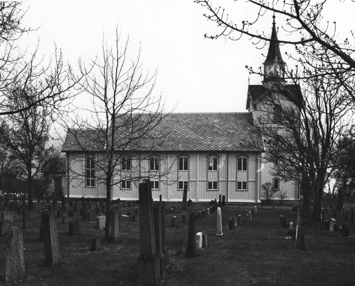 Kvæfjord kirke, med kirkegården i forgrunnen.