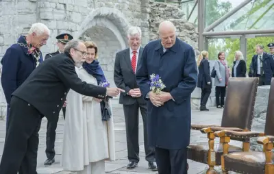 Avdelingsdirektør Magen Rugsveen forteller om stolene som er satt fram til kongeparet; de har plaketter med innskrift om hvem som har sittet i dem tidligere. Blant annet har dronning Sonja sittet i "dronningstolen" under tidligere Hamarbesøk.