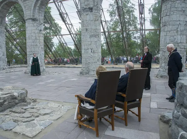 Anno Domkirkeoddens syngende guide, Kristin Skjønberg, imponerer kongeparet med gregoriansk sang, godt hjulpet av i Hamardomens fantastiske akustikk.