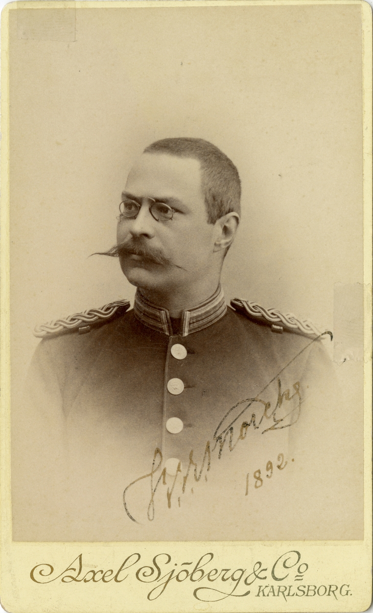 Porträtt av Bror Birger Emil Mörcke, löjtnant vid Västgöta regemente I 6.
Se även bild AMA.0008084.