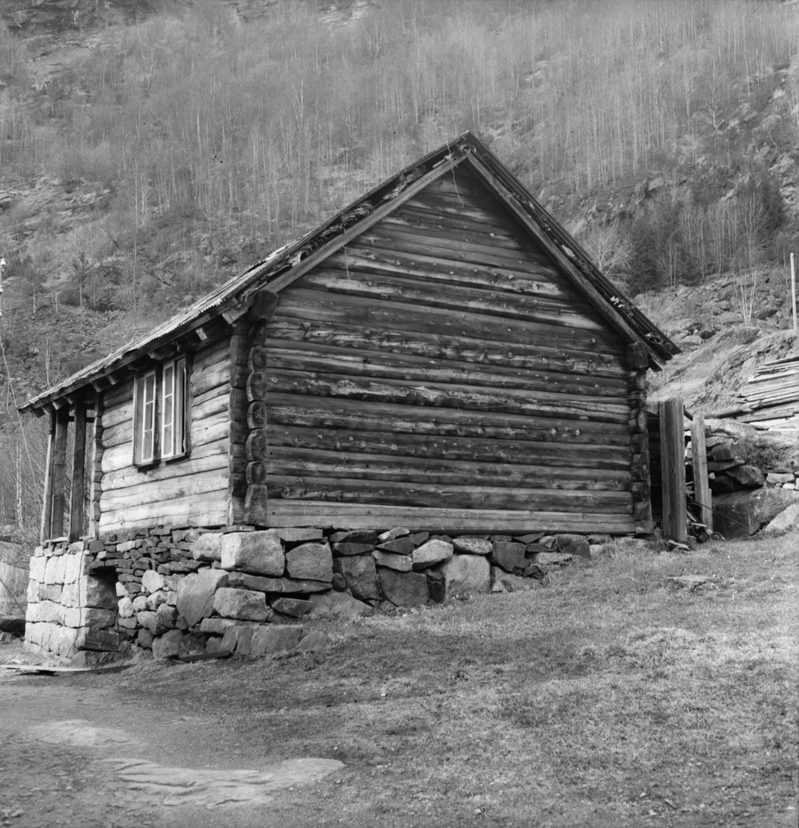 Tømra hus under riving i Skjeggedalstunet.