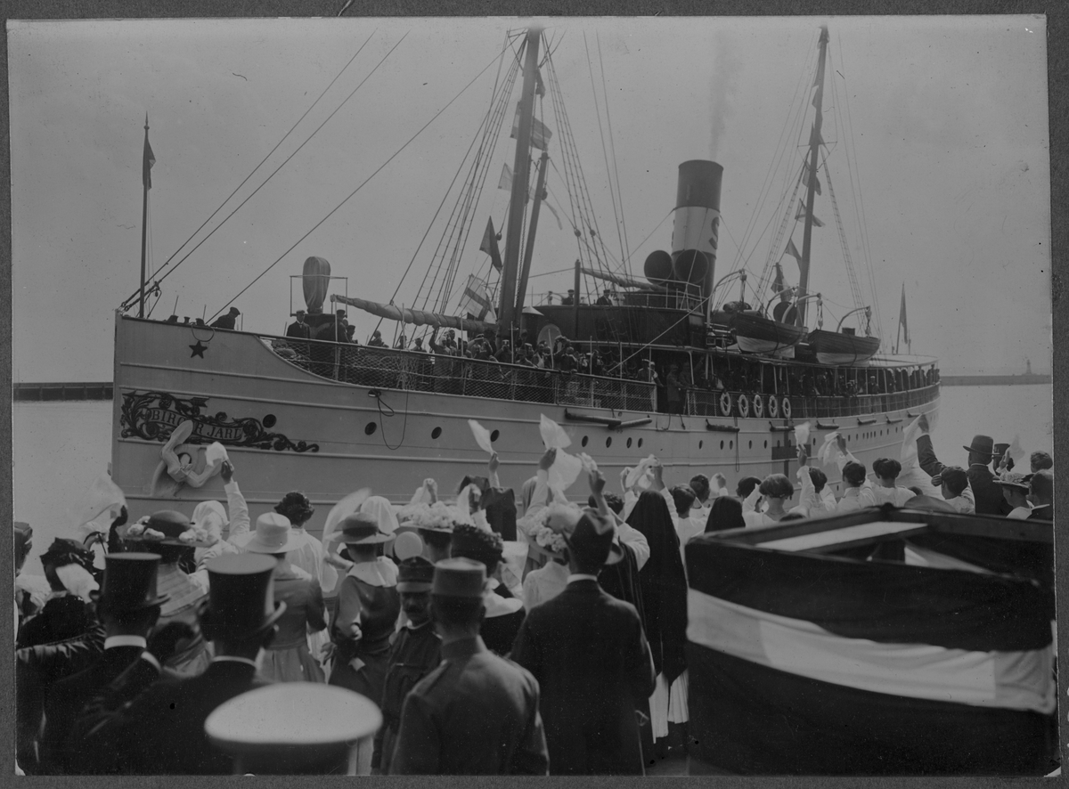 Svenska invalidångaren BIRGER JARLs ankomst till Sassnitz, Tyskland.