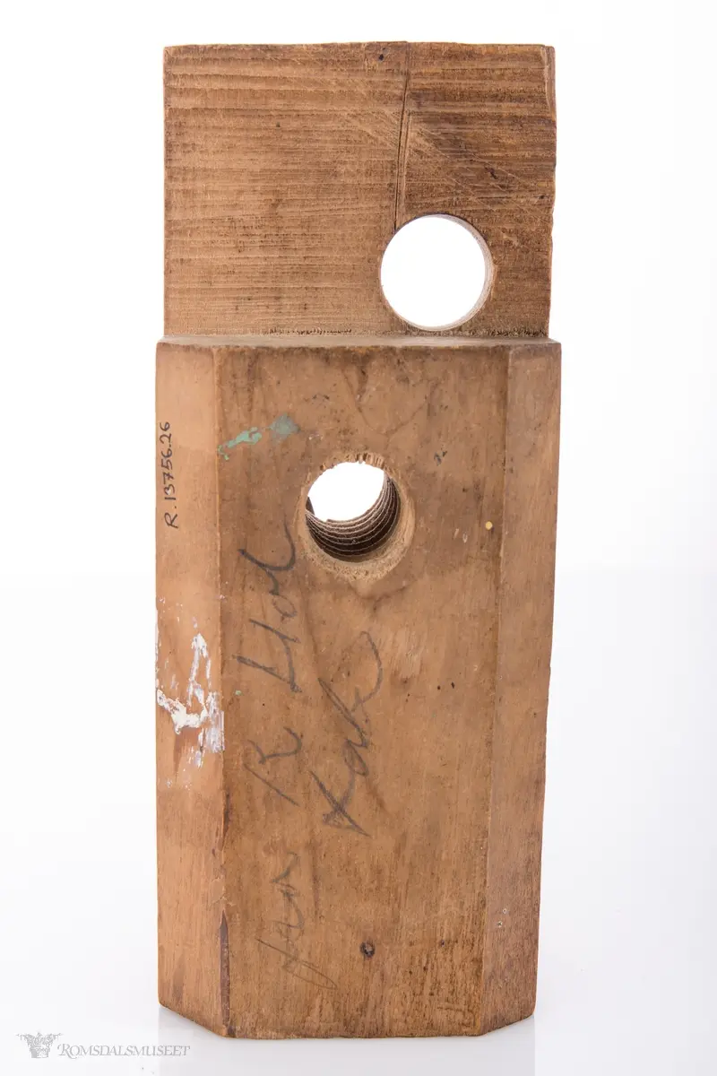 Rektangulær trekloss. Gjennom klossen er det et gjenget hull med høveljern i for å kunne høvle ut gjenger på et emne.