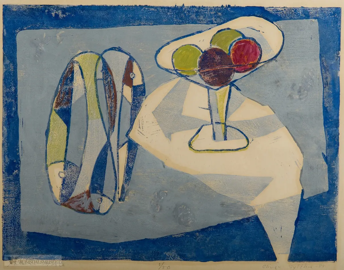 Blå bunnfarge. En bordplate med et fat med 3 fisker og en skål med stett med 4 epler.