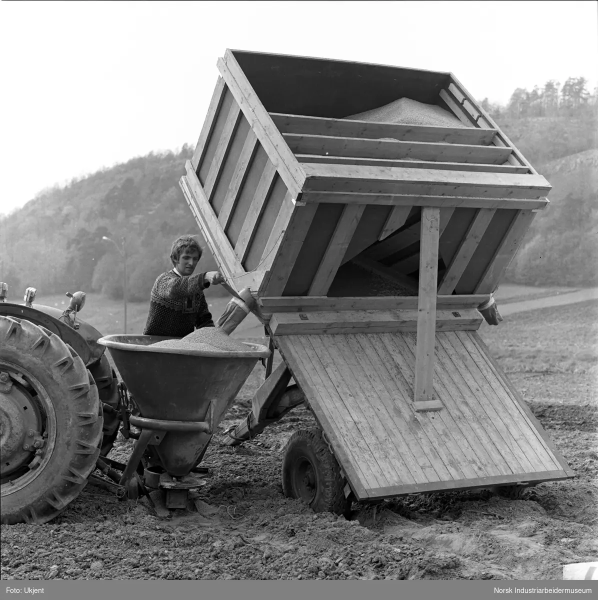 Løsvarekasse på tilhenger for traktor. Tapping av gjødsel.