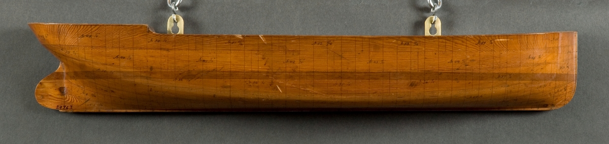 Halvmodell av ångkranpråm. Byggd År 1877 vid Kungliga Flottans Varf.
Med inritade plåtar.